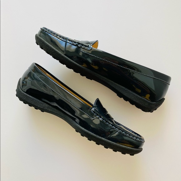 Tod’s Navy Patent Leather Moccasins Size 37.5 - Picture 2 of 4